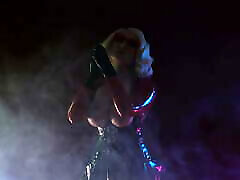 सेक्सी, आर्य ग्रैंडर के साथ गर्म प्राकृतिक स्तन पहने लेटेक्स पोशाक चिढ़ा