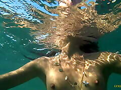 Nude model swims on a public shake orgazm in Russia.