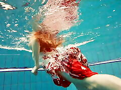 性感的波兰女孩Marketa赤裸裸的在游泳池
