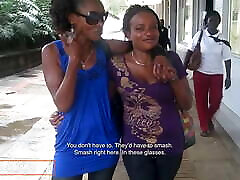 des milfs lesbiennes excitées flirtent en public en afrique! une affaire secrète de léchage de chatte sensuit