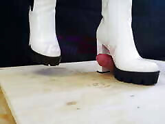 weiße gefährliche stiefel mit absatz, die sklaven&039;s schwanz zerquetschen und trampeln - 3 pov, cbt