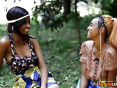 африканские этнические лесбиянки, возбужденные проникновением в киску и анальную секс-игрушку после музыкального фестиваля на открытом воздухе