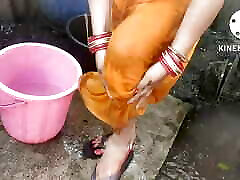 anita yadav bañándose afuera con agua caliente