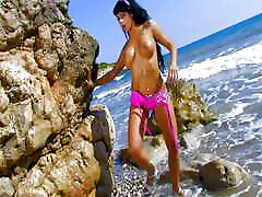pareja tiene sexo duro en la playa donde pueden ser vistos por todos. la mujer tenía esta fantasía. sexo porno amateur