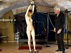 伊琳火焰被她的情人狠狠地打了一顿的BDSM恋物视频