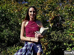 kleine titten hottie natalia nix öffnet ihre beine, um gut gefickt zu werden