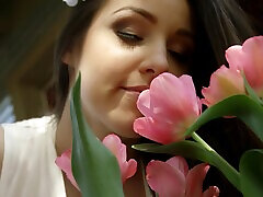 tipo con una polla monstruosa se folla a una morena cachonda lola foxx