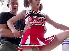Cheerleader Rosalyn Sphinx lifts her free tovalete sikiyo zorla to be fucked