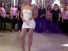 порно вечеринка: сексуальная блондинка в очень сексуальном обтягивающем сексуальном платье танцует