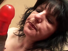 Dildo sucking babe with saggy mature titties fucks her toy