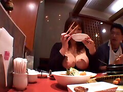 riesige natürliche japanische brüste kommen in einem restaurant zum vorschein