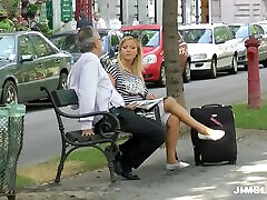 une hôtesse de lair blonde bien roulée se fait pilonner durement par un mec plus âgé