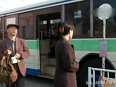 nipponico ragazza gode soffiando un corneo ragazzo lei incontrato su il bus