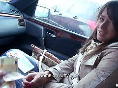 une brune fait une pipe sexy et se fait clouer en pov