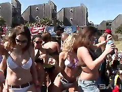 Hot chicks with raging novinhas siririca are enjoying some hot party
