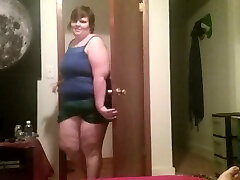 cette bbw peut sembler être une chienne très coquine et elle donne une belle tête
