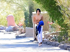 Gorgeous Girl Strips off Her Jeans and Gets Naked in Public