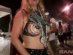 questo deve essere il più grande carnevale di sempre e queste bellezze busty sono smashing