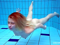 luce haired bellissimo nudo pulcino e lei dilettante assolo underwater spettacolo