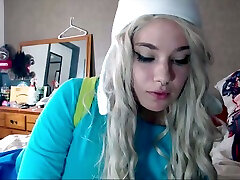biondo cosplay modello rae bootn accarezzando lei ditta tette