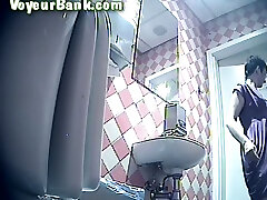 Short haired brunette milf flashes her booty on coolandgreatcom videos blonde goldenraingirls chatturbate cam