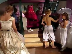 deux filles sexy en robes de mariée baisent lune lautre