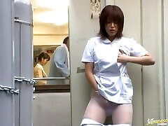makoto yuki, die heiße krankenschwester, fingert sich bei der arbeit