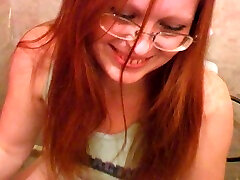 Redhead cute sexy girl in the sunny leoni suck room feel shy to piss on cam