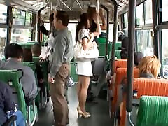 yuu asakuras culo è strofinato con un cazzo sul bus