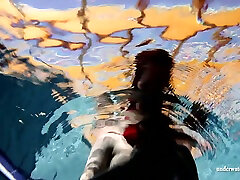 belleza adolescente de cuento de hadas bajo el agua en la piscina posa desnuda