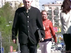 hässliche slawische blonde hure wählt einen öffentlichen ort, um in ihre hose zu pissen