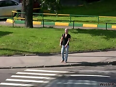 schamlose blondine pisst sich auf der autobahnbrücke in die hose