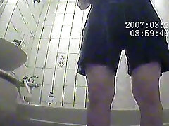 胖乎乎的业余亚洲女士在淋浴间抓住了隐藏的凸轮