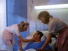 сексуальная медсестра скачет верхом на члене своего мужчины в позе наездницы