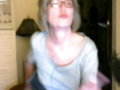 любительская бабуля с веб-камеры показывает мне свои отвисшие сиськи и большую круглую задницу