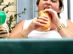 mój tłuszcz bbw deflorationcom hd jedzenie hotdog i masturbates siedzący na the krzesło