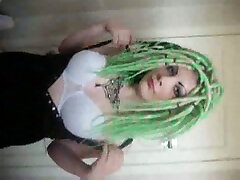 me parezco a una chica alienígena adolescente sexy con mi cabello extraño