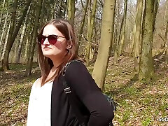 Studentin Holly Outdoor Nach Der Uni Im Wald Gefickt