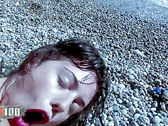 सामंत के साथ समुद्र तट पर गुदा मैथुन एक अद्भुत गधे के साथ एक युवा sqiriting jav लड़की