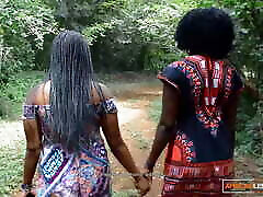 پس از قدم زدن عاشقانه در جنگل لزبین سیاه و سفید میان وعده در افریقایی