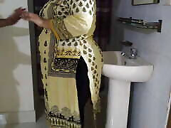 性感的巴基斯坦德西女孩Ayesha Bhabhi性交由她的前男友-同时洗手在洗手间