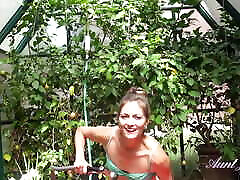 AuntJudys - 39yo Hairy office sex teens viol Amateur MILF Lauren gets wet in the garden