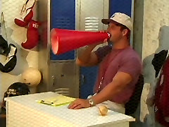 Dos jugadores y el entrenador se montan un trio