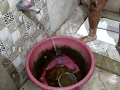сексуальная горячая девушка 21 дези голая тетя бхабхи принимает душ в собственной ванной комнате