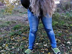 Pissed in jeans in a fat omen fuck park! Mature milf outdoors did not have time to take off her jeans and urinates right in the