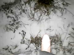 Young dick pees in the snow for the first time - SoloXman