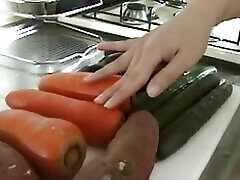 японская xxx dadu com вставляет морковку в свою волосатую киску, мастурбируя