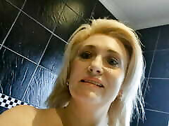 pov pipi sur les toilettes par gros plan de chatte blonde mature potelée