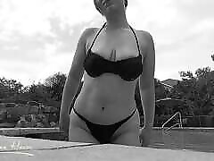 seins taquiner à la piscine en noir et blanc