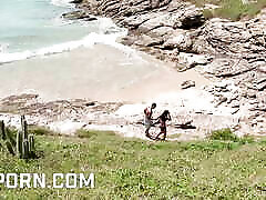 heißes brasilianisches mädchen von großem schwarzen schwanz am strand gefickt